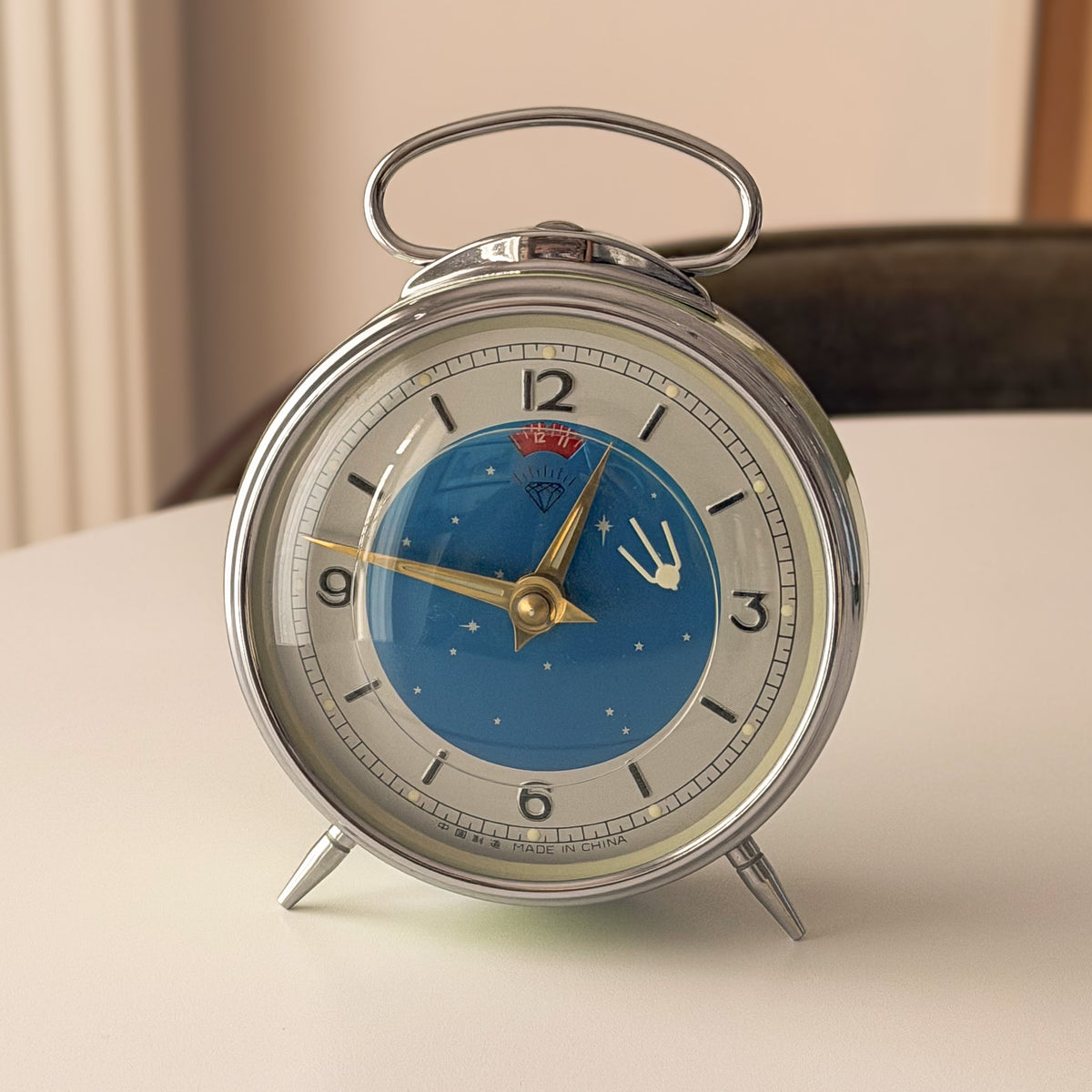 Vintage Diamond Shanghai Sputnik mechanical alarm clock in green with blue starry dial – photograph 2