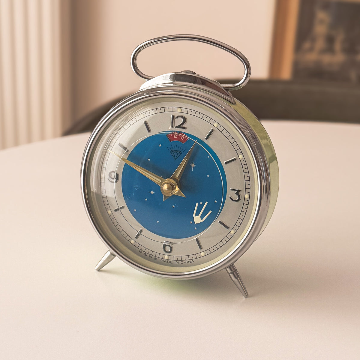 Vintage Diamond Shanghai Sputnik mechanical alarm clock in green with blue starry dial – photograph 9