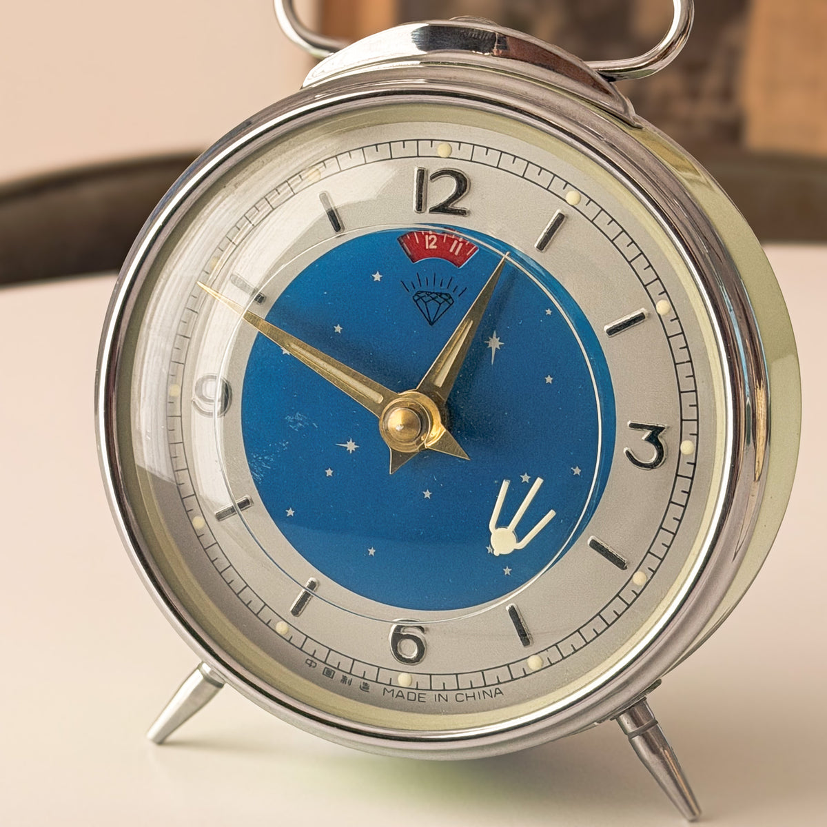 Vintage Diamond Shanghai Sputnik mechanical alarm clock in green with blue starry dial – photograph 3