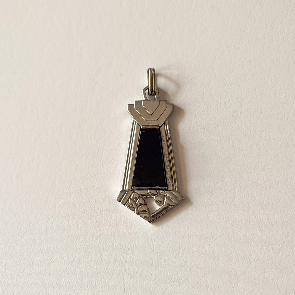 GIROR signed Art Deco black onyx pendant silver-plated metal full frontal view