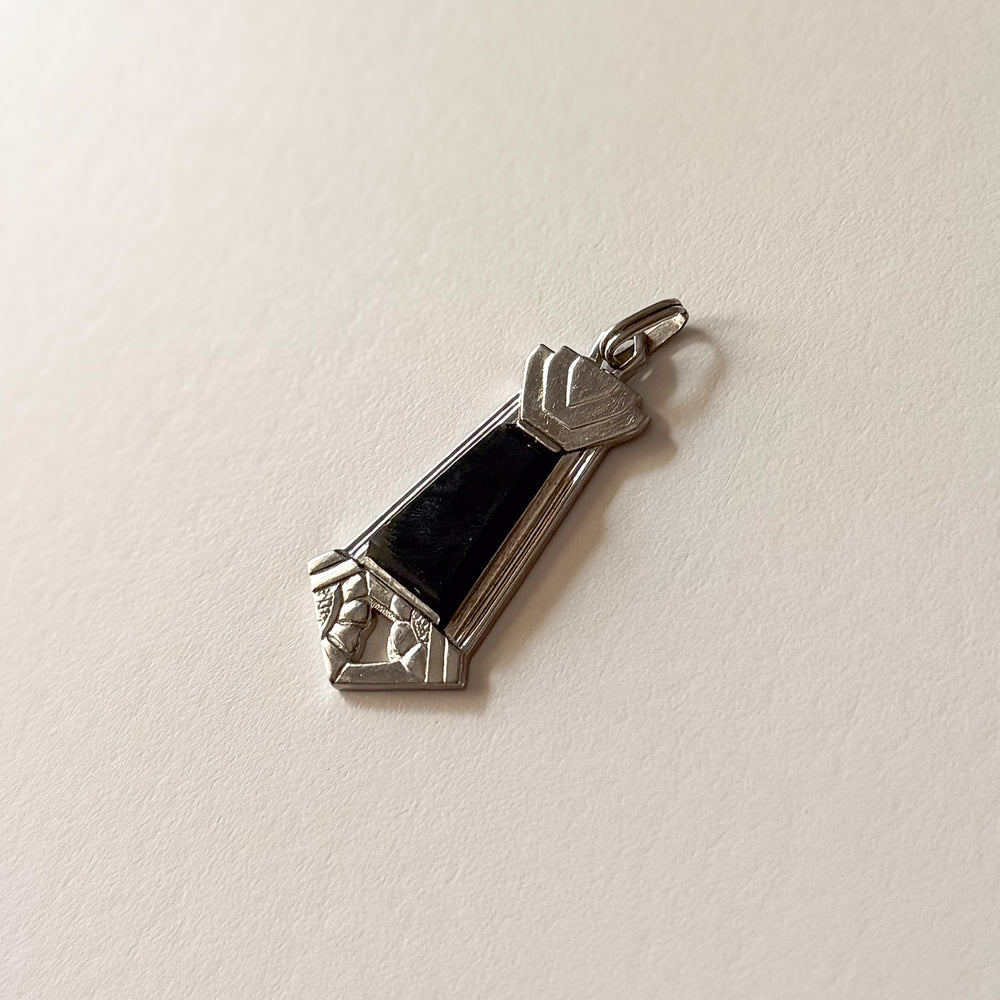 1920s–1930s style GIROR onyx pendant on neutral white background